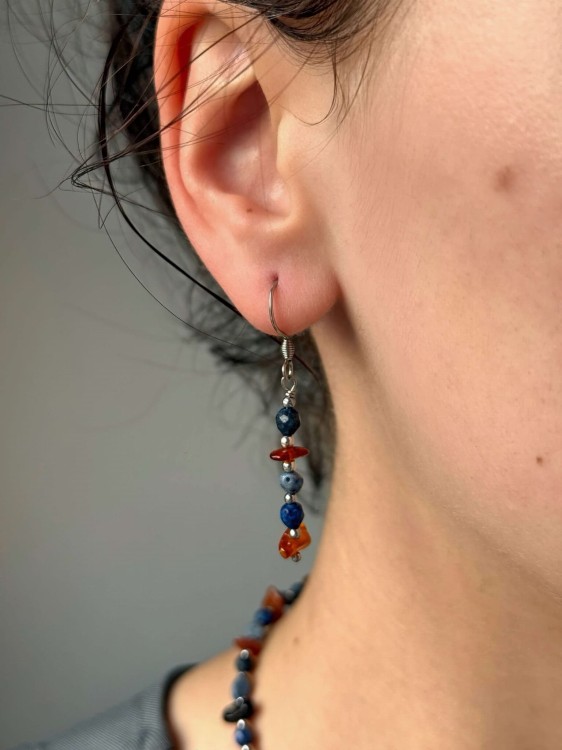 Kolczyki VELA z bursztynu, koralu i lapisu lazuli na uchu – biżuteria handmade ze stali chirurgicznej