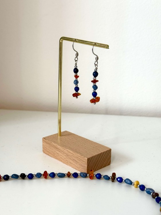 Kolczyki VELA z bursztynu i niebieskich kamieni – elegancka biżuteria handmade inspirowana Bałtykiem