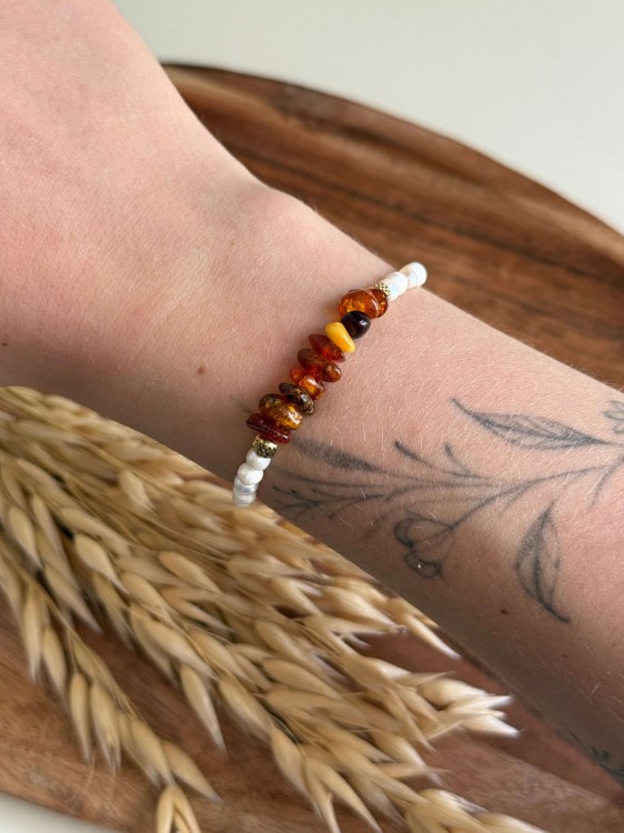 Bransoletka AMBER DAWN z bursztynem i perłami słodkowodnymi na ręce – biżuteria handmade ze stali chirurgicznej