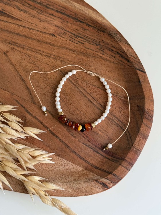 Bransoletka AMBER DAWN handmade z bursztynem i perłami słodkowodnymi – regulowana, beżowy sznurek