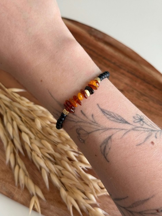 Bransoletka AMBER DUSK z bursztynem i czarnym kamieniem na ręce – elegancka biżuteria handmade