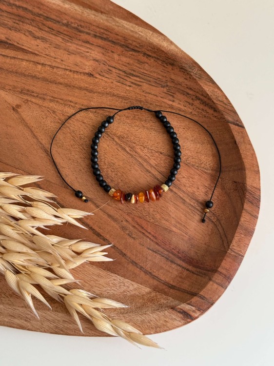 Bransoletka AMBER DUSK handmade z bursztynem i blackstone – regulowana, czarny sznurek, złote dodatki