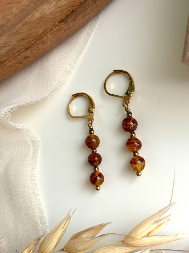 Kolczyki TAWRA handmade z bursztynem i złotym hematytem – naturalny blask, eleganckie wykończenie