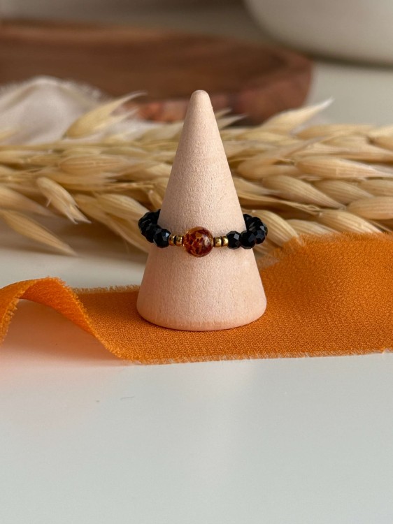 Pierścionek CHERA handmade – bursztyn w centrum, onyks czarny i złote przekładki hematytu