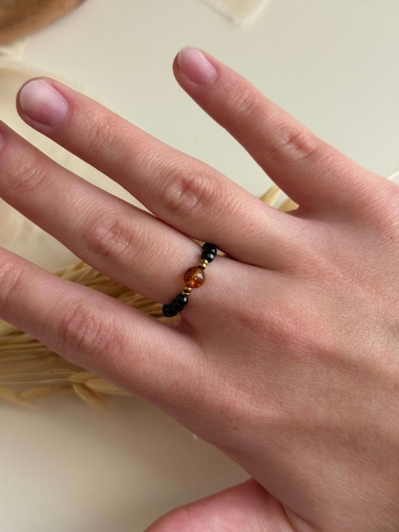 Pierścionek CHERA z bursztynem w centrum i czarnym onyksie na palcu – handmade, złote akcenty hematytu