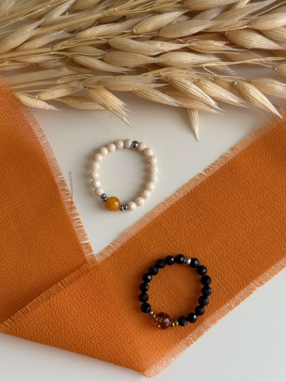 Pierścionki CHERA i BALY – naturalny bursztyn w centrum, czarny onyks i kamień rzeczny oraz złoty i srebrny hematyt. Handmade, elegancka biżuteria z naturalnych kamieni.