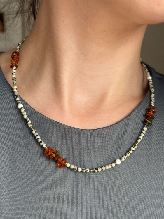 Naszyjnik AMBERA z bursztynu, jaspisu dalmatyńskiego i pereł słodkowodnych – ręcznie wykonana biżuteria handmade ze złotym wykończeniem.