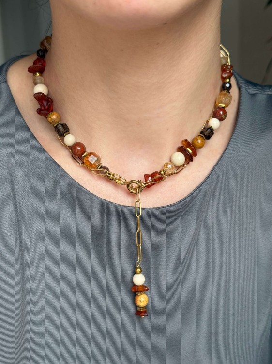 Naszyjnik BALTIA z bursztynu, cytrynu i jaspisu breccia noszony jako krótka krawatka – elegancka, nowoczesna biżuteria handmade ze złotym łańcuszkiem spinaczowym.
