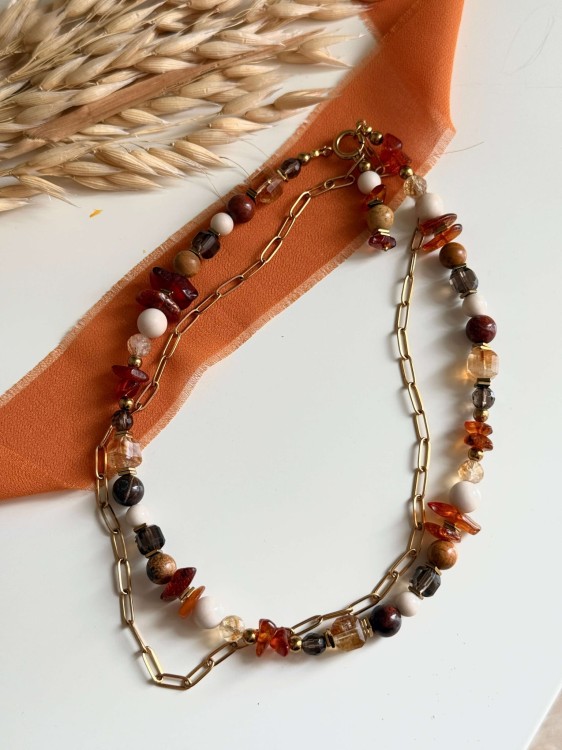 Fragment naszyjnika BALTIA – bursztyn, jaspis breccia i złote przekładki hematytu, elegancka biżuteria handmade.