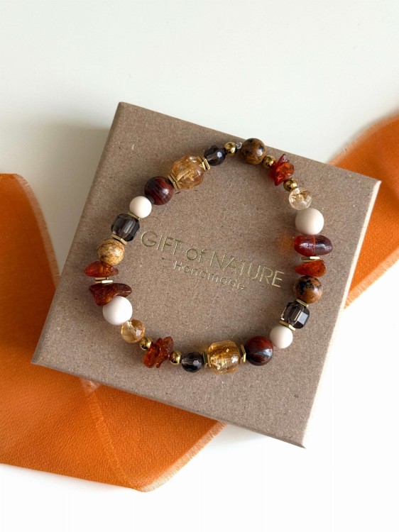 Bransoletka BALTIA z bursztynu, jaspisu breccia, cytrynu i kwarcu dymnego – elegancka biżuteria handmade z naturalnych kamieni, inspirowana barwami ziemi i słońca.