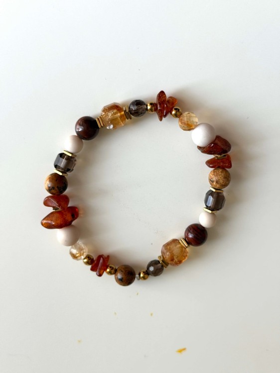Bransoletka BALTIA z bursztynu, jaspisu breccia, cytrynu i kwarcu dymnego – naturalna biżuteria handmade na elastycznej gumce.