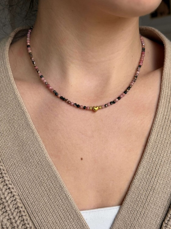 Krótki naszyjnik choker z naturalnych kamieni rodonitu i złotych przekładek