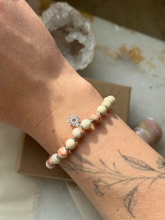 Delikatna bransoletka handmade w pastelowych odcieniach z kwiatkiem