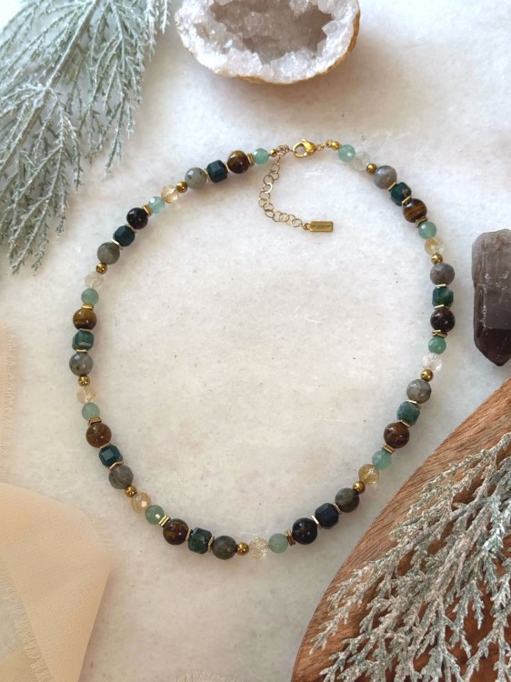 Naszyjnik VALERIA na jasnym tle – biżuteria handmade