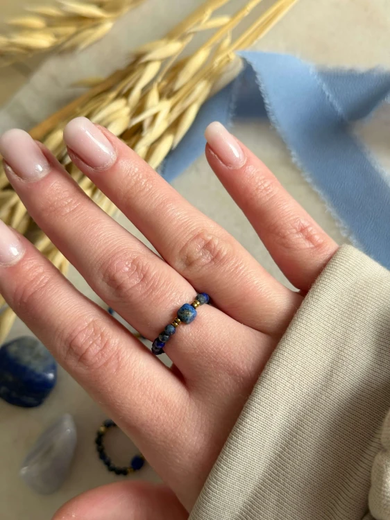 Pierścionek KAMEA na palcu – elastyczna biżuteria handmade z niebieskich kamieni