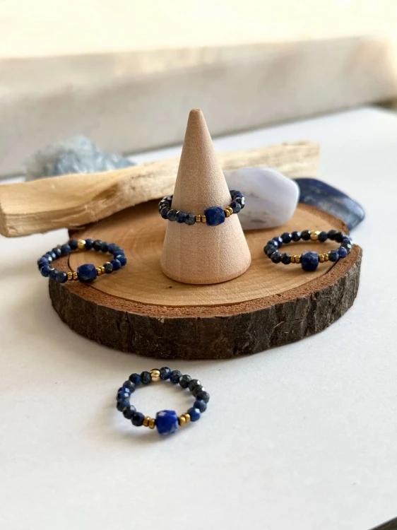 Elegancki pierścionek z lapis lazuli jako prezent – kolekcja Lazuri