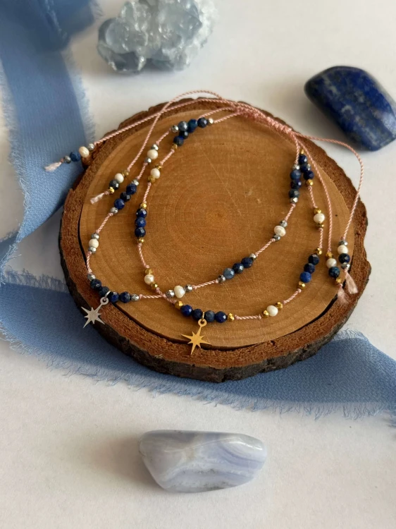 Minimalistyczna bransoletka LAZURI FLASH na pudrowej nici z lapis lazuli i perłą