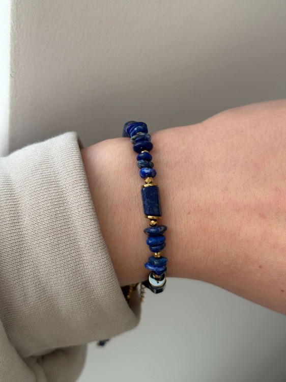 Zbliżenie na duże kamienie lapis lazuli i złoty hematyt w bransoletce handmade