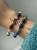 Bransoletka zodiakalna na nadgarstku – biżuteria dla Strzelca wykonana z naturalnych minerałów: lapis lazuli, labradorytu i opalu.