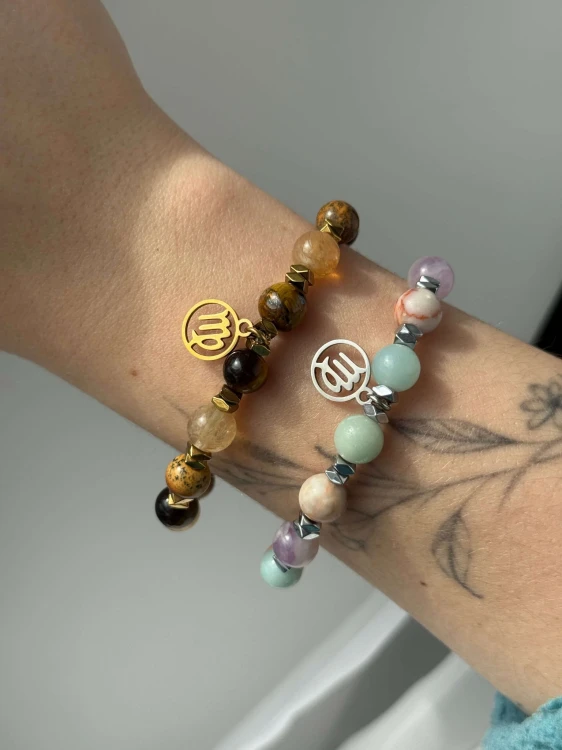 Bransoletka zodiakalna na nadgarstku – biżuteria dla Panny wykonana handmade z jaspisu, amazonitu i kwarcu kawowego.