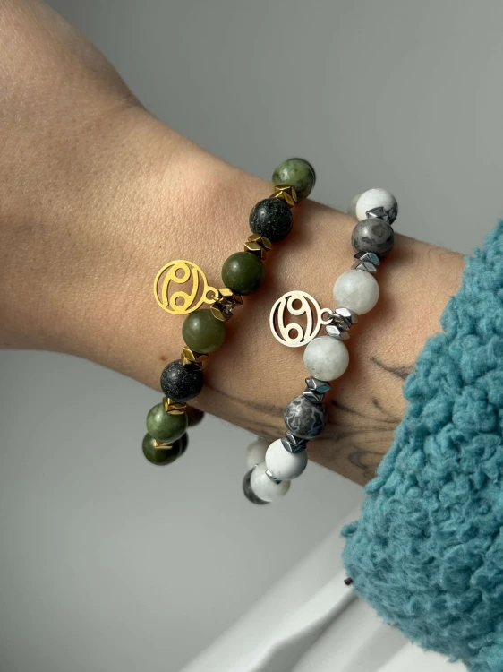 Bransoletka zodiakalna na nadgarstku – biżuteria dla Raka handmade z kamieni naturalnych: jaspisu, howlitu i opalu zielonego.