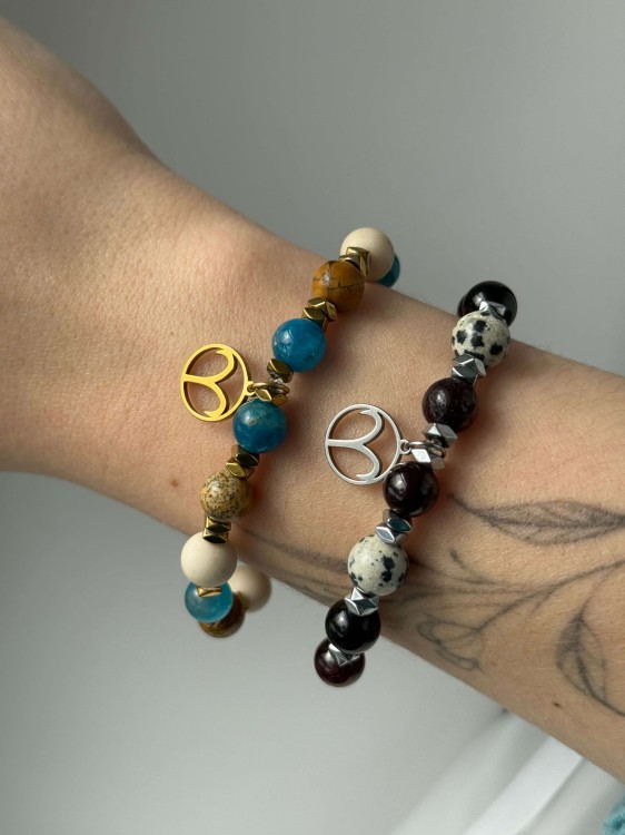 Bransoletka zodiakalna na nadgarstku – biżuteria dla Barana handmade z kamieni: granatu, apatytu i jaspisu dalmatyńskiego.