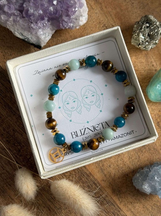 Złota bransoletka zodiakalna Bliźnięta z tygrysim okiem i amazonitem w pudełku – biżuteria wspierająca kreatywność.