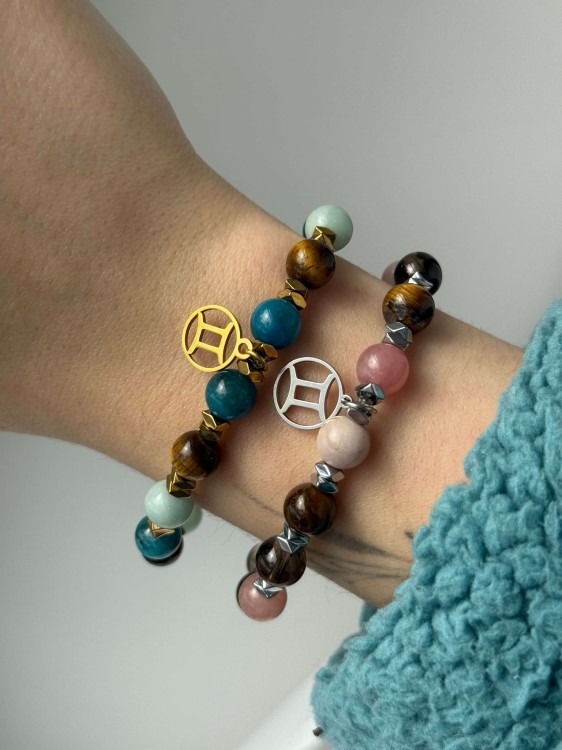 Bransoletka zodiakalna na nadgarstku – biżuteria dla Bliźniąt handmade z kamieni: tygrysie oko, amazonit i apatyt.