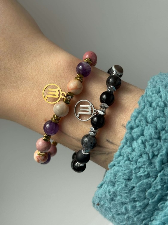 Bransoletka zodiakalna na nadgarstku – biżuteria dla Skorpiona handmade z kamieni: onyksu, ametystu i jaspisu żyłkowego.