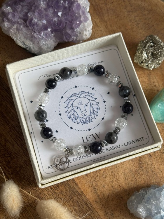 Srebrna bransoletka dla Lwa z kryształem górskim i nocą kairu w ozdobnym pudełku – amulet jasności myśli i inspiracji.