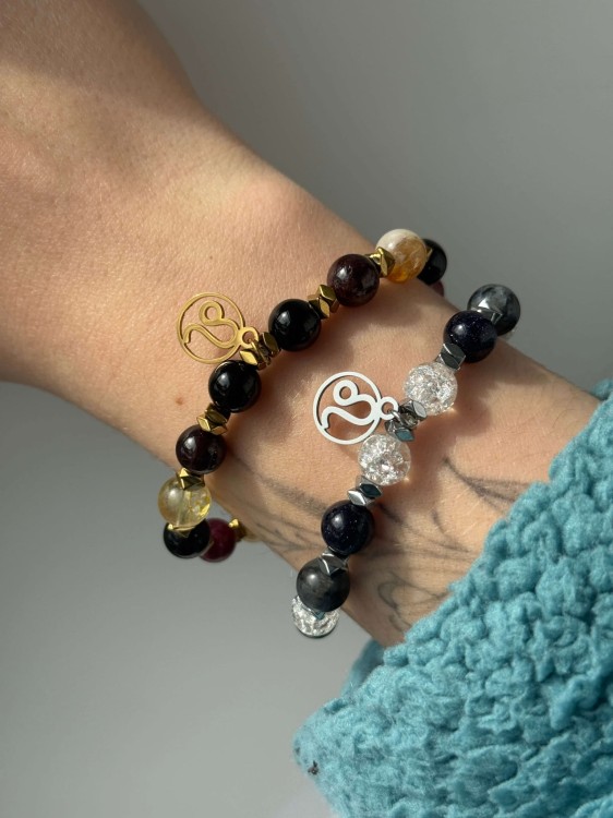 Bransoletka zodiakalna na nadgarstku – biżuteria dla Lwa handmade z naturalnych kamieni: cytrynu, granatu i kryształu górskiego.