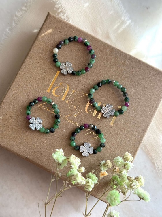 Pierścionek elastyczny LUCKY z zoisytu z rubinem i srebrną koniczynką z hematytu