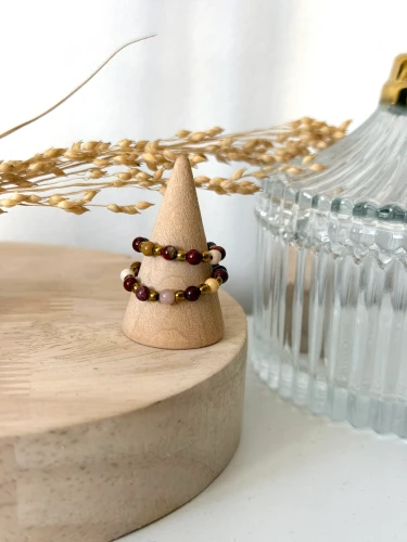 Elastyczny pierścionek Mokai z jaspisu mokait i hematytu, ręcznie robiona biżuteria z kamieni naturalnych w stylu boho.