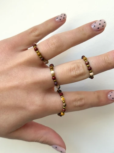 Pierścionek Mokai z kamieni naturalnych jaspisu mokait i hematytu na elastycznej gumce, biżuteria handmade w odcieniach ziemi.
