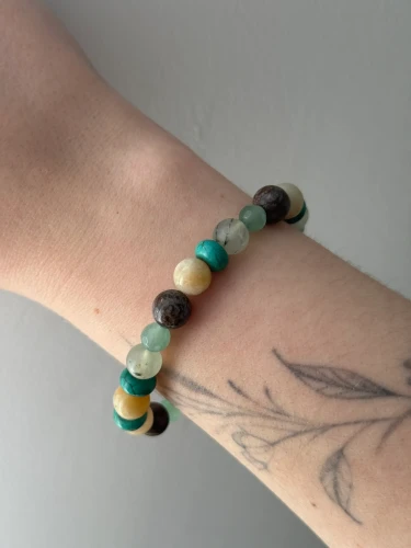 Zestaw zielonych minerałów prenit i howlit w bransoletce handmade od Lazuri