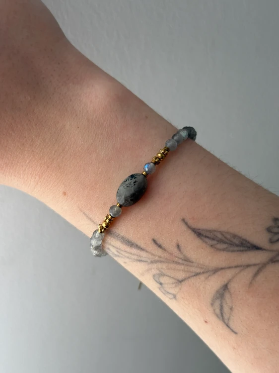 Detale szlifu labradorytu i złotej stali chirurgicznej w bransoletce handmade