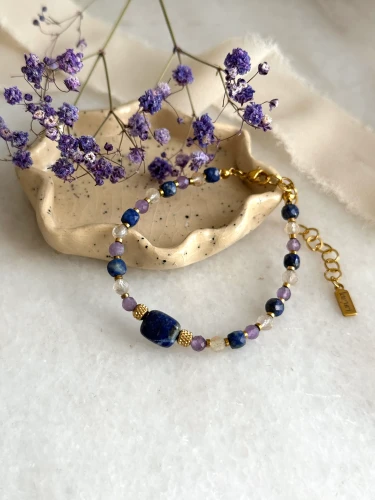 Energetyczny zestaw kamieni: lapis lazuli, ametyst i cytryn w biżuterii Lazuri