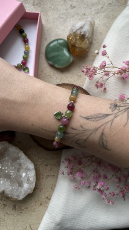 Srebrne serce z zieloną cyrkonią na tle kolorowych kamieni jadeitu – model FLEUR.