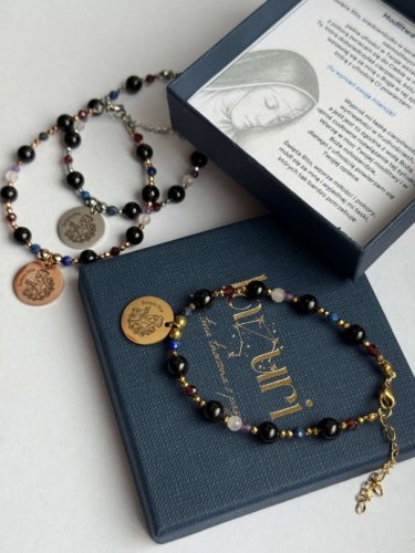 Kolekcja bransoletek RITA – wybór kolorów: złoto, srebro i różowe złoto z kamieniami.