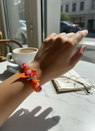 Ręcznie wykonana biżuteria z jadeitu i marmuru z zawieszką w kształcie kolibra ze stali chirurgicznej.