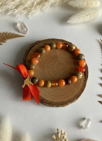 Unikatowa bransoletka z pomarańczowego karneolu i brązowego jaspisu ze złotą zawieszką kolibrem.