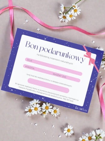 Elegancki Bon Podarunkowy Lazuri na tle kwiatów – pomysł na prezent.