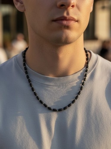 Męski naszyjnik BASALT wyeksponowany na szyi modela – stylizacja casual