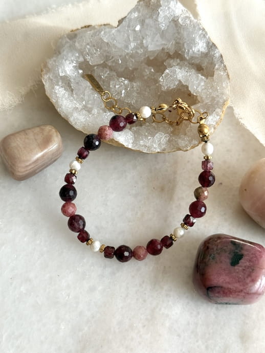 Elegancka biżuteria Lazuri – model RUMBA z kamieni naturalnych w odcieniach bordo