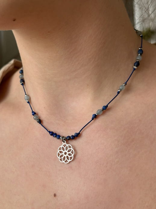 Unikatowy naszyjnik z lapis lazuli i jadeitem na niebieskim sznurku z rozetką