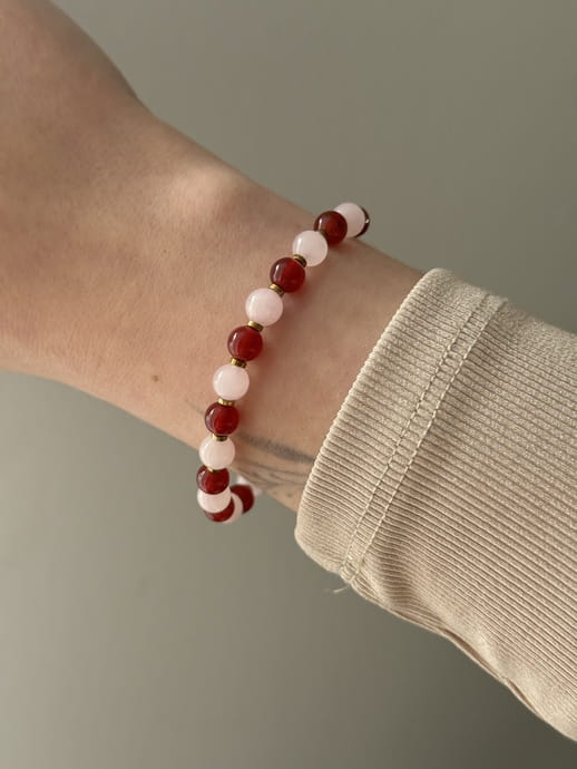 Amulet przyciągający miłość z kamieni naturalnych - prezentowany na modelce