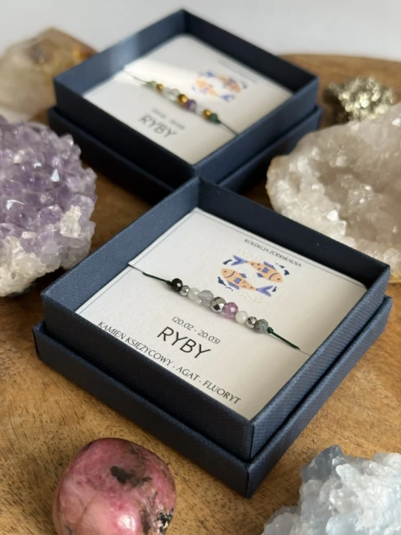 Zbliżenie na detale bransoletki ZODIAKARA dla Ryb w wersji srebrnej
