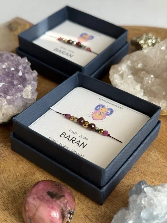 Zbliżenie na detale bransoletki ZODIAKARA dla Barana w wersji złotej