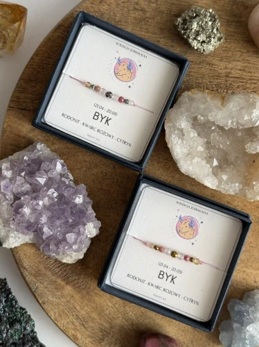 Bransoletki ZODIAKARA Byk w dwóch wariantach – ze złotym i srebrnym hematytem, ręcznie wykonane z kwarcu różowego, rodonitu i cytrynu.