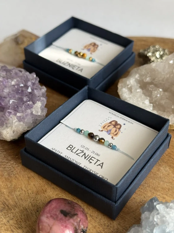 Amulet szczęścia dla zodiakalnych bliźniąt - zbliżenie na kamienie w wersji srebrnej